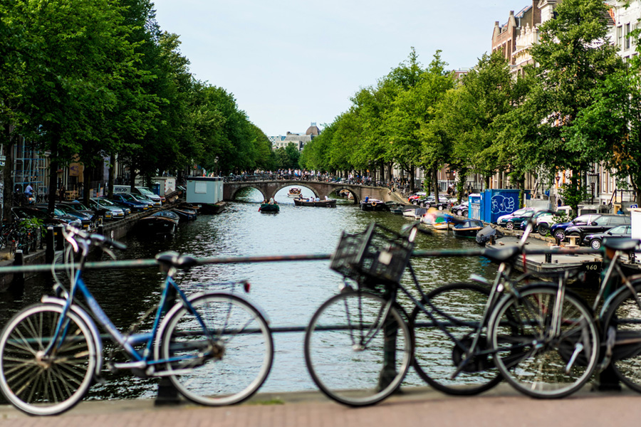 Ámsterdam, bicicletas y canal
