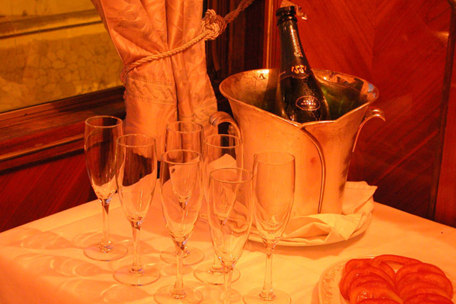 Champagne en el tren Al Ándalus